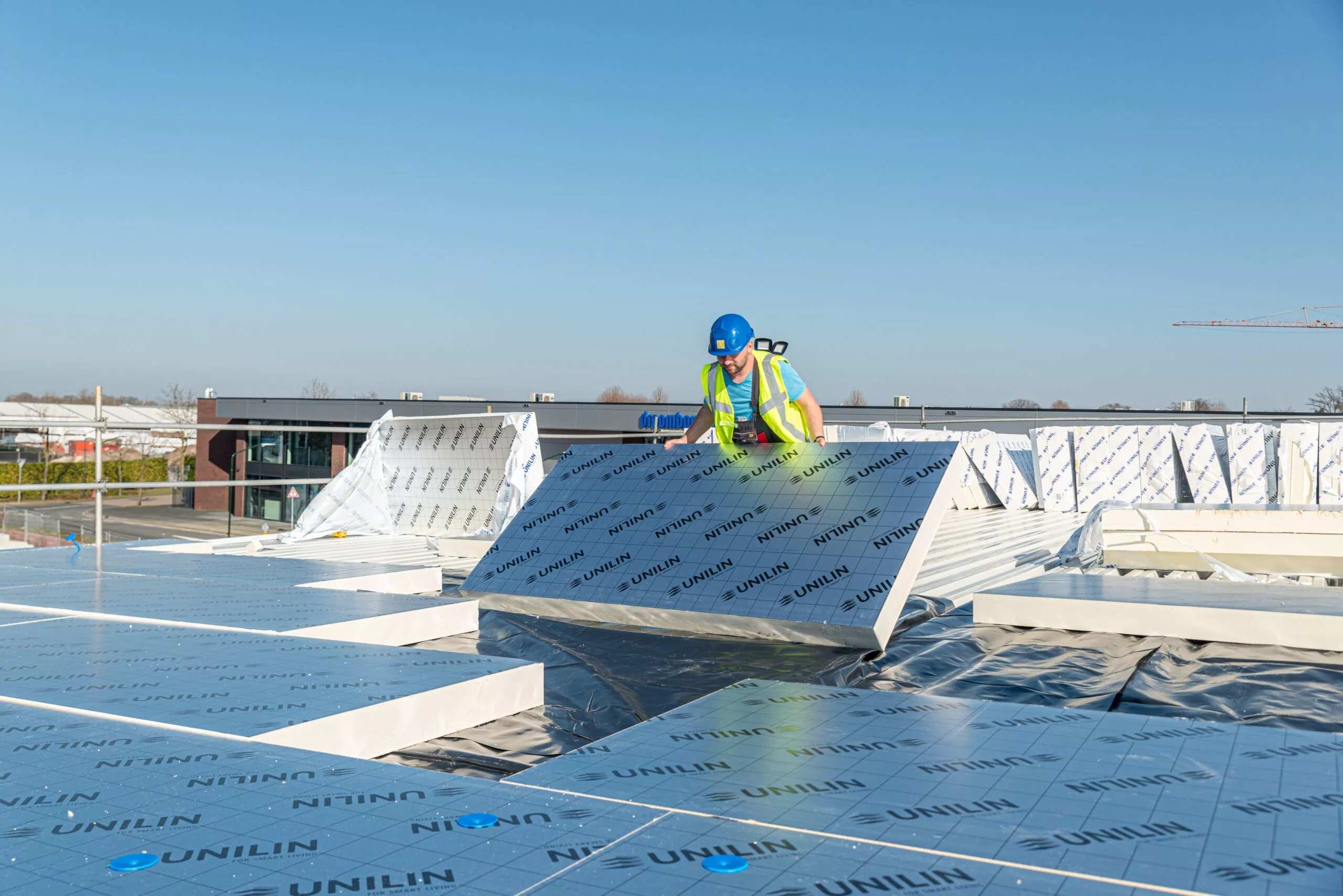 PIR platen met tand-en-groef die op een plat dak geplaatst worden.