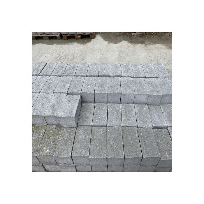 stapelblokken ruw grijs gevelsteen mbi