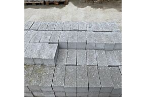 stapelblokken ruw grijs gevelsteen mbi