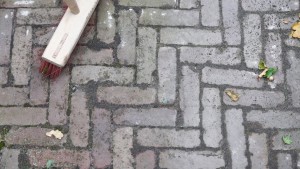 enlever les feuilles de la terrasse