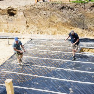 bouwfolie onder betonfundering plaatsing